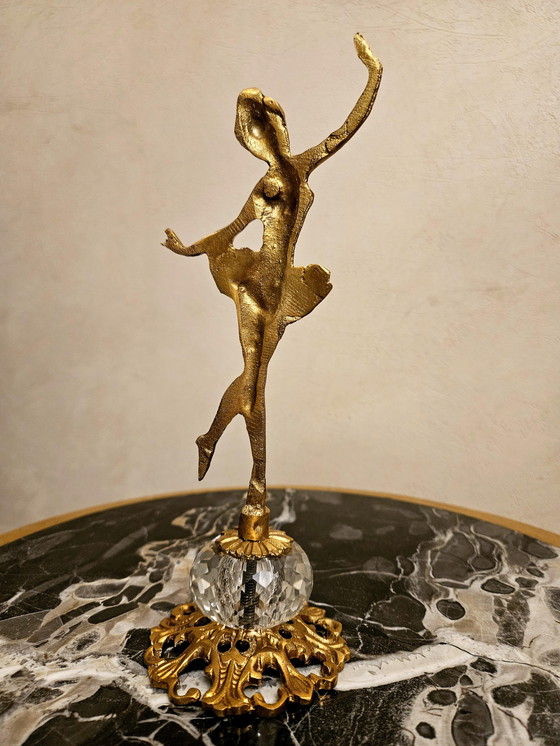 Image 1 of Statuette danzanti dorate - Set di 3 | Ottone e cristallo | Sculture di ballerine vintage di Saraya Abden