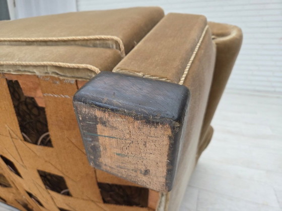 Image 1 of Deense driezitsbank uit de jaren 60, bekleed met groen meubelvelours en voorzien van eikenhouten poten.