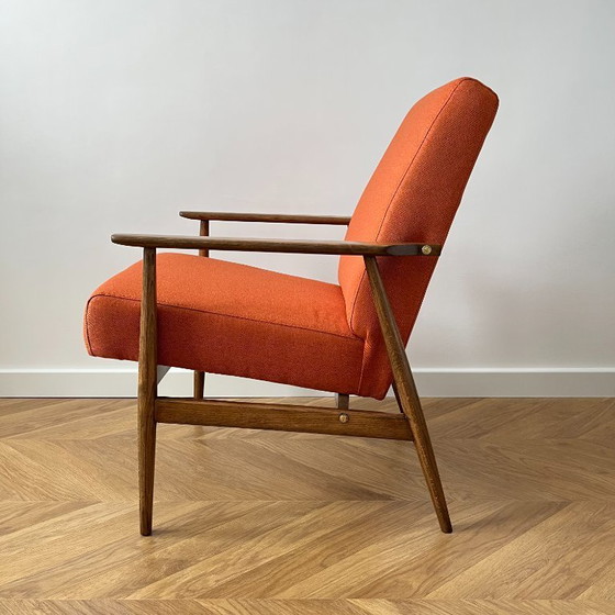Image 1 of Vintage oranje Poolse fauteuil: loungestoel uit het midden van de 20e eeuw, gerestaureerd.