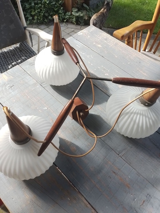 Milk glass pendant lamp 1950s – Wood (photo 4 of 9)