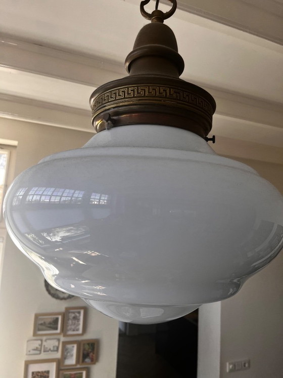 Große Art-Deco-Lampe (Schullampe) – Opalmilchglas und Messing mit mäanderförmigem Rand (Ø 40 cm) (photo 5 of 6)