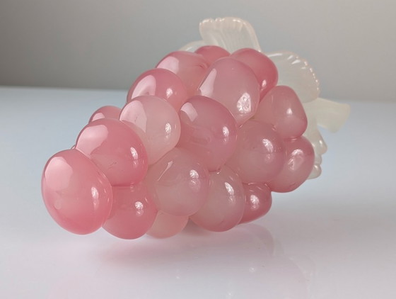 Image 1 of Sculpture en verre de Murano représentant une grappe de raisin, rose et blanc, milieu du XXe siècle