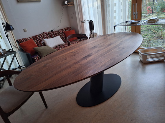 Image 1 of Mesa ovalada de madera de nogal