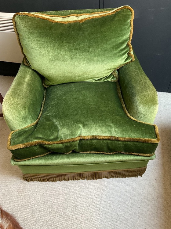Image 1 of Un canapé deux places vintage et un fauteuil une place des années 1960, en velours vert