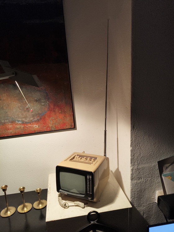 Image 1 of Televisore Tele Star 4004 in plastica dal design vintage, stile spaziale