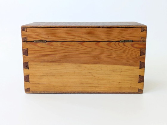 Image 1 of Scatola di stoccaggio antica in legno di pino con cerniere in ottone | Stoccaggio decorativo d'epoca