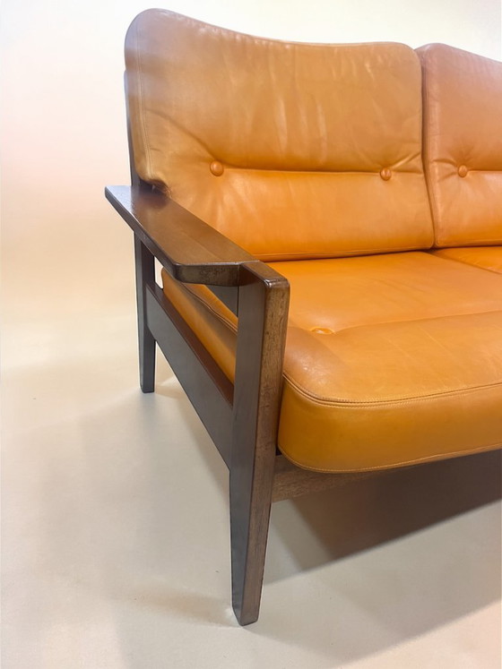 Image 1 of Vintage 3-Sitzer Sofa aus den 1970er Jahren – Massivholzrahmen & orange Leder – Mid Century / Danish Style Designer Couch.