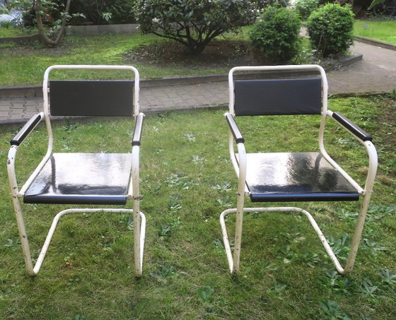 Image 1 of Een paar tuinstoelen van ijzer en hout uit het midden van de 20e eeuw, beschilderd.