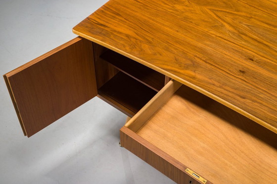 Image 1 of Freistehender Schreibtisch in Nussbaum, 1960er Jahre