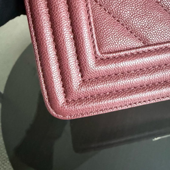 Image 1 of Chanel Boy Medium - Caviar 25CM Chevron Rood Goudkleurige Hardware Serie 28