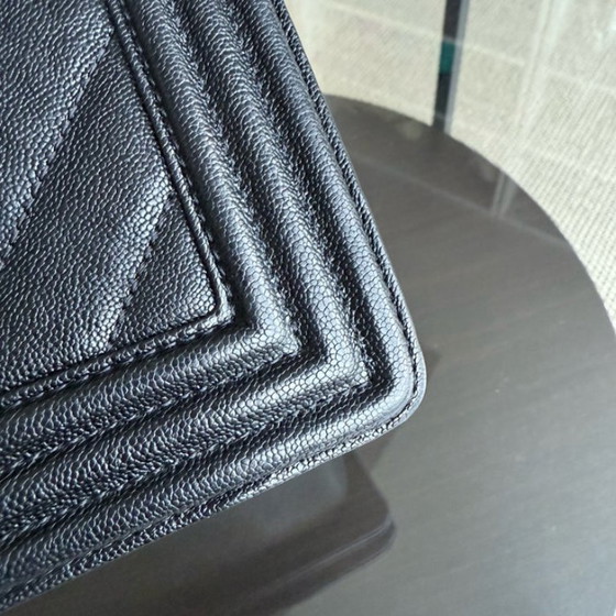 Image 1 of Chanel Boy Medim - Caviar 25CM generfd kalfsleer Chevron Zwart Goudkleurige hardware Serie 26