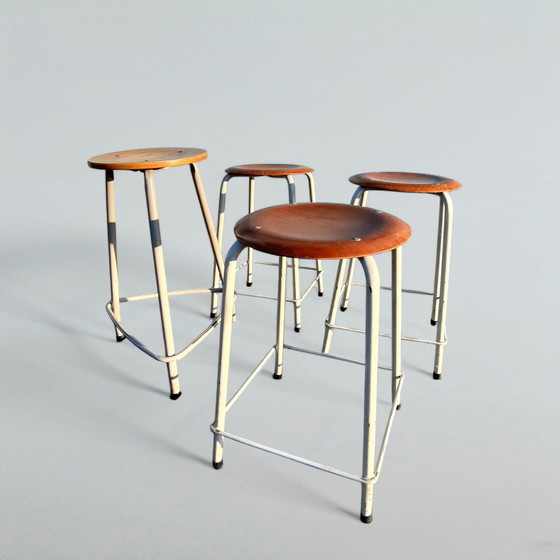 Image 1 of 4x sgabelli da laboratorio scolastico vintage