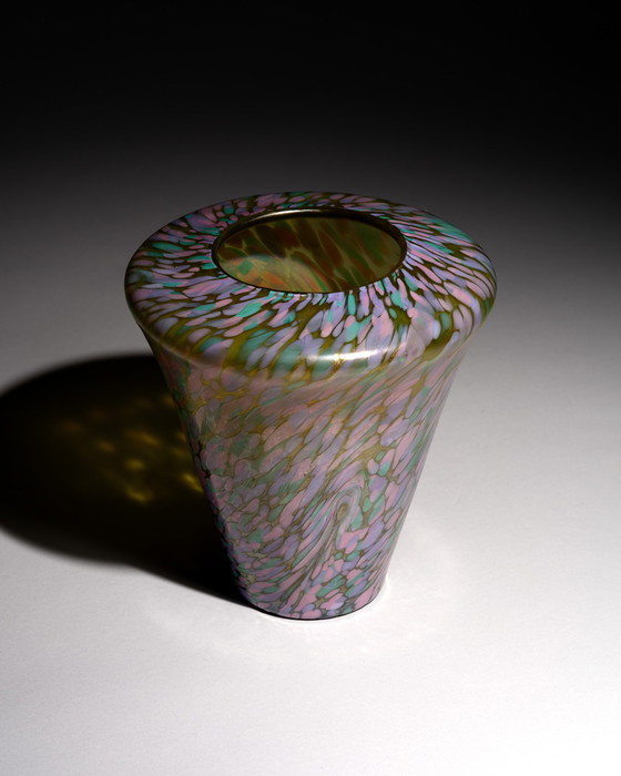 Image 1 of Österreichische Jugendstilvase aus irisierendem Kunstglas, mehrfarbiges Federdekor, 1900-1910