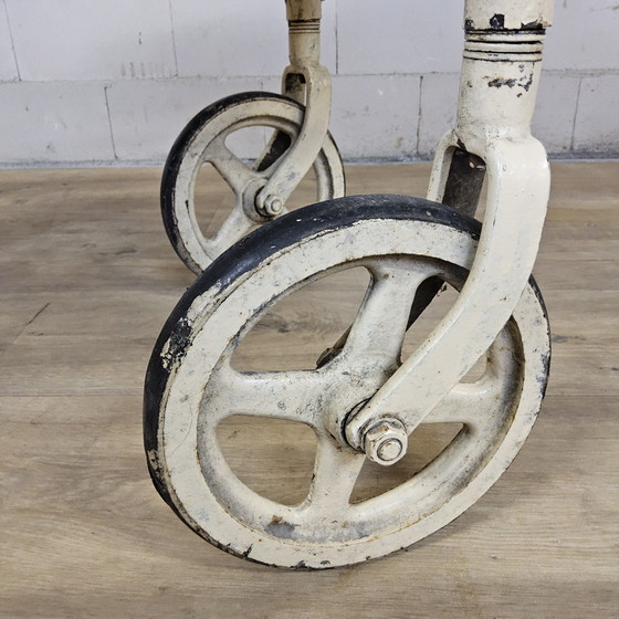 Image 1 of Chariot de service vintage en métal, grand format, pour hôpital, linge, soins infirmiers, thé ou boissons.