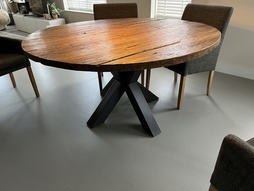 Massief Teakhouten Eettafel Rond, Doorsnee 1.46 M Met Een 4 Cm Dik Blad En Een Ijzeren Kruispoot