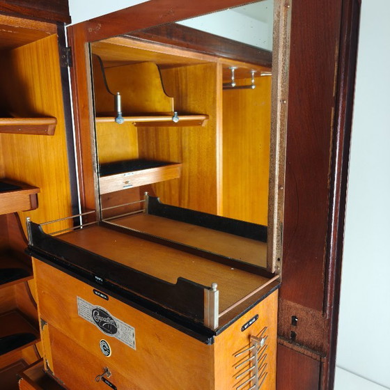 Image 1 of Armadio da uomo Compactom Ltd modello JCH con cassetti segreti – Inghilterra, ca. 1920