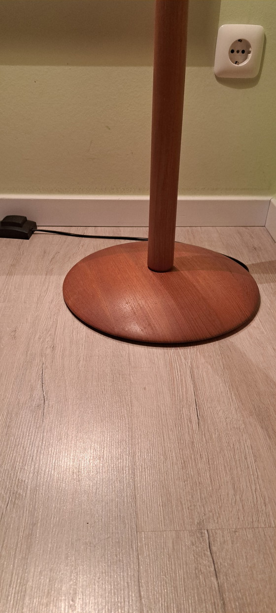 Image 1 of Lámpara de pie Dyrlund de teca – Diseño original danés de mediados de siglo