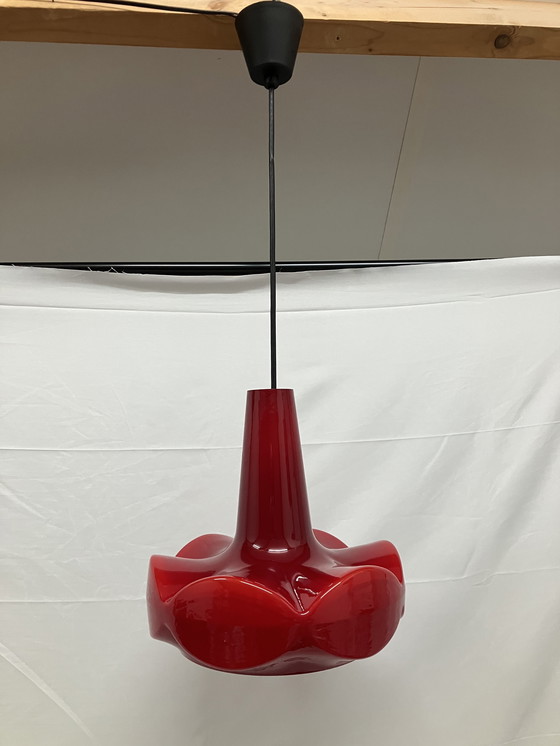 Image 1 of Lampada a sospensione vintage in vetro opalino rosso di Peill & Putzler anni '60