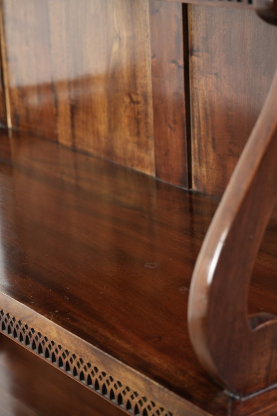 Image 1 of Sierlijke houten keuken/ leg/ boekenkast met een charmante en tijdloze klassiek Engelse uitstraling uit de 20e eeuw