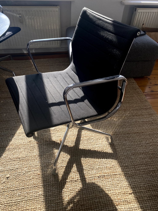 Vitra Eames Aluminum Hopsak Chair