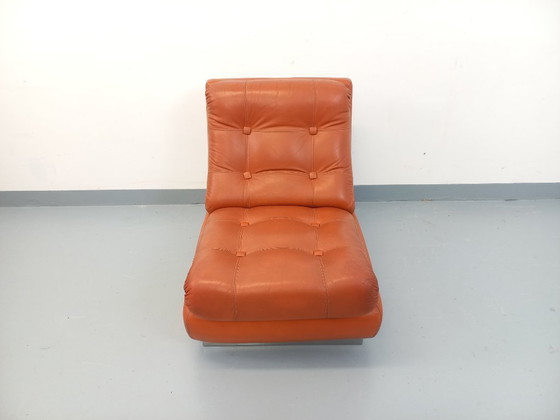 Image 1 of Vintage Roche Bobois-fauteuil in chroom en tegelkleurig leer uit de jaren 70.