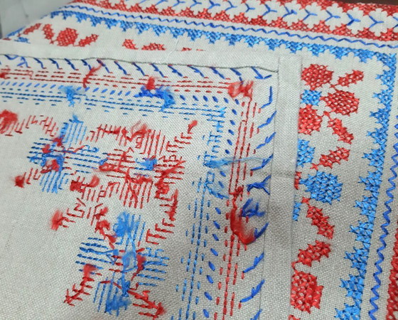 Image 1 of Nappe vintage en lin brodée à la main 68 x 65 cm