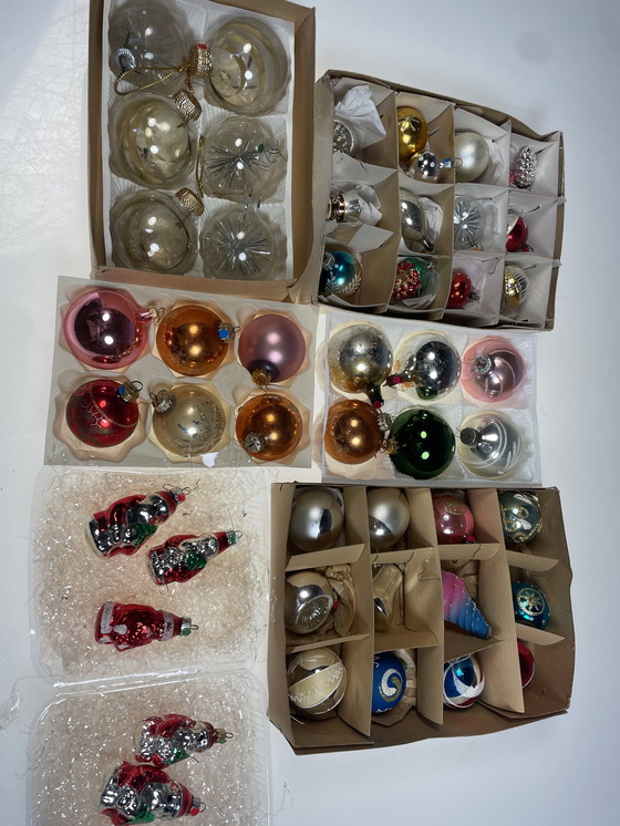 Image 1 of Grand lot de plus de 340 boules de Noël anciennes en verre.