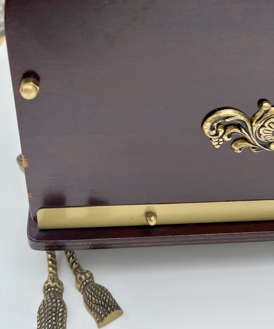 Image 1 of Portariviste decorativo in stile Impero – legno e ottone, piedini girevoli con nappe