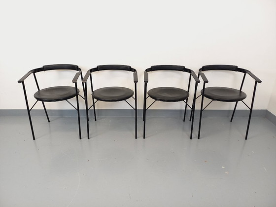 Image 1 of Set di 4 poltrone vintage di design italiano in metallo nero e similpelle nera degli anni '80