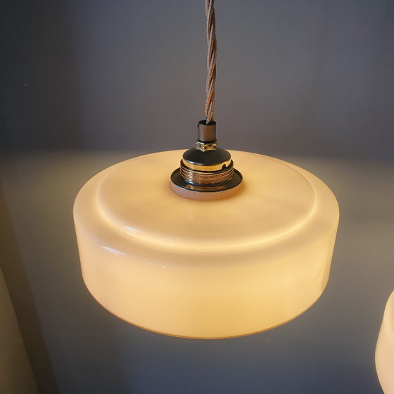 Image 1 of Ensemble (2) lampes suspendues Art Déco vintage en verre opalin rose pastel.