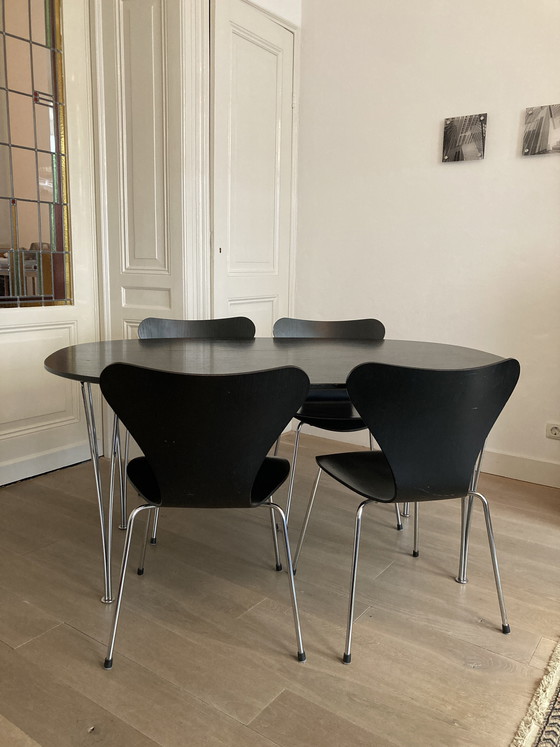 Image 1 of Tafel en stoelen Fritz Hansen en Arne Jacobsen