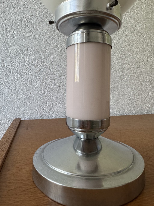 Kleine Art Deco Bauhaus opaline lamp