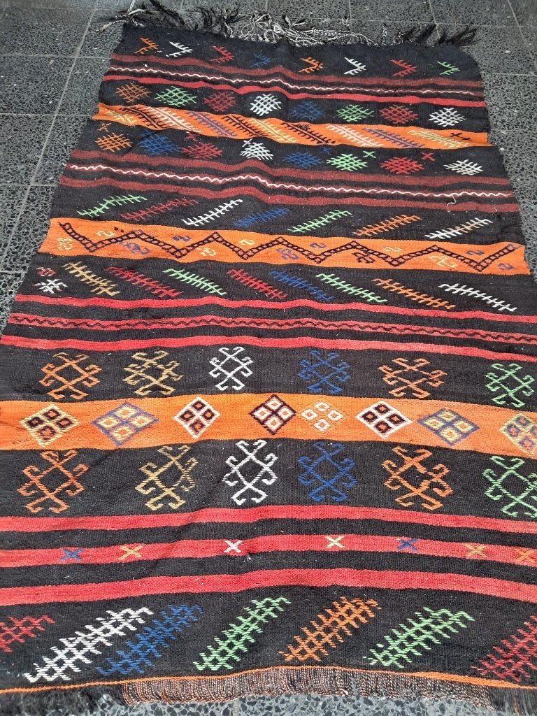 Hand-woven Turkish kilim 185x120cm | €485 | Whoppah