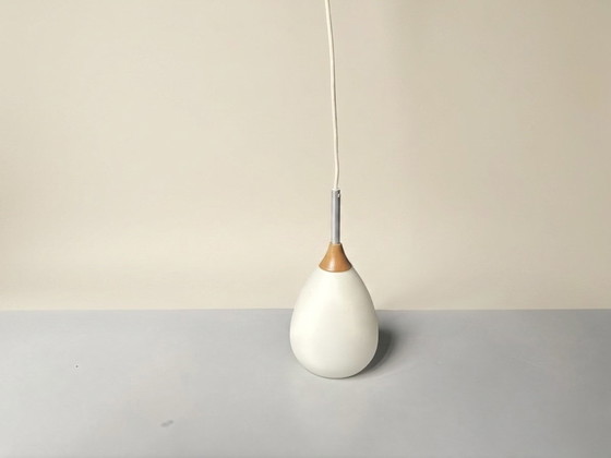 Image 1 of Vintage ‘teardrop’ hanglamp van opalineglas en hout 