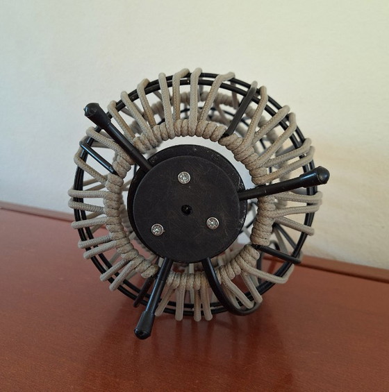 Image 1 of Lampada da tavolo, Rivisitazione, lampada da tavolo a corda, unica, in metallo a 5 anelli