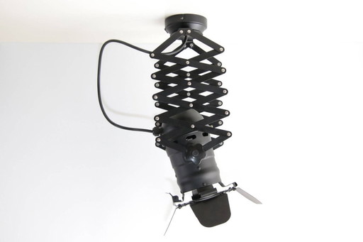 Lámpara de techo y de pared en estudio fotográfico con diseño de pantógrafo – extensible de forma continua