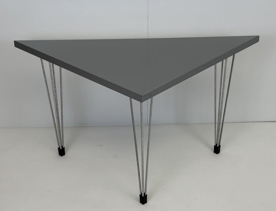 Image 1 of Deens design Space Age eighties grijze Pin Age bijzettafel chromen pootjes