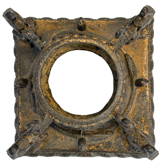 Quemador de incienso chaitya nepalí antiguo de bronce con Budas – finales del siglo XIX (photo 10 of 11)