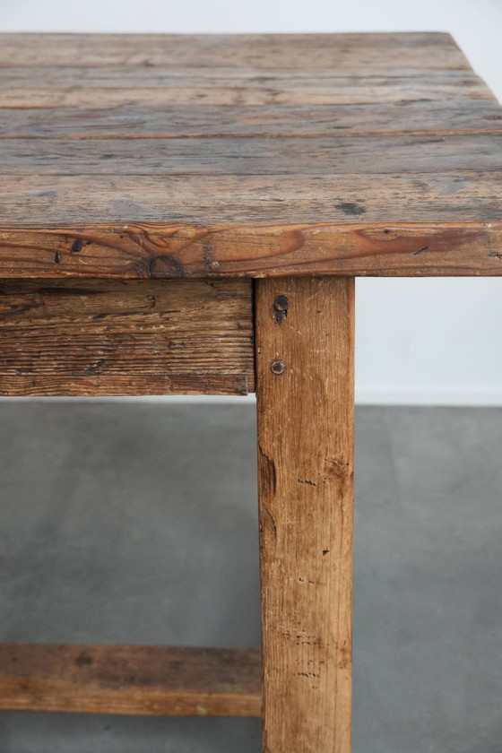 Image 1 of Grande table de salle à manger de ferme ancienne en bois de pin avec beaucoup de caractère