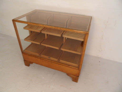 Mostrador antiguo con vitrina de tienda.