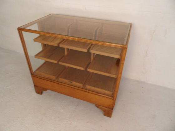 Image 1 of Mostrador antiguo con vitrina de tienda.