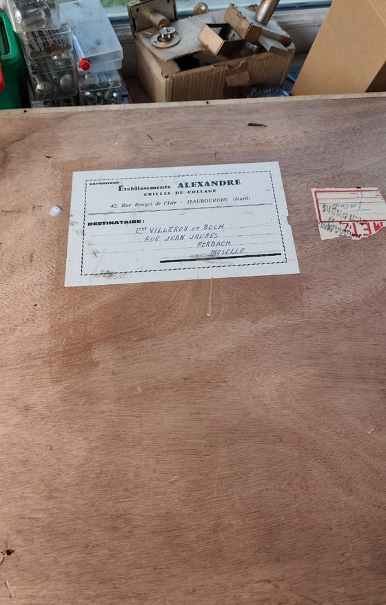 Image 1 of Un vecchio tavolo da lavoro riadattato come grande tavolino da caffè