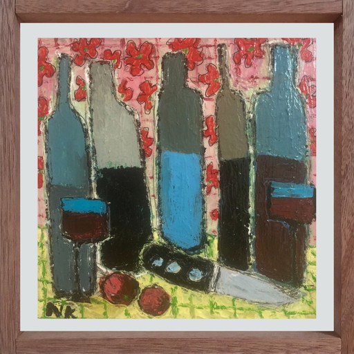 CINQ BOUTEILLES DE VIN SUR FOND DE FLEURS