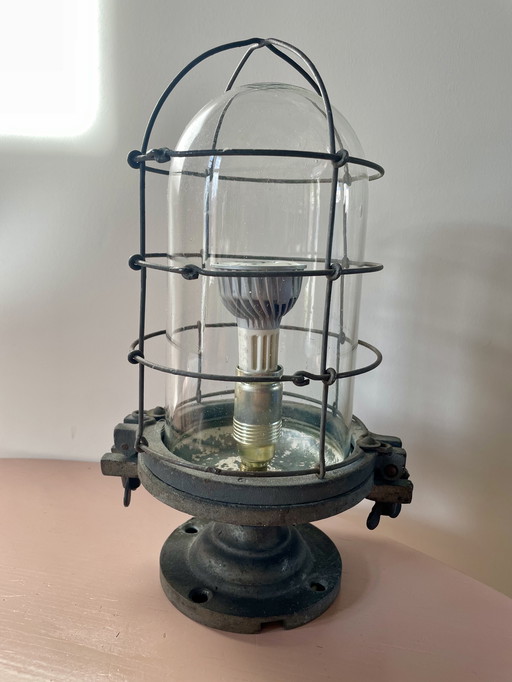 Stallamp van gietijzer