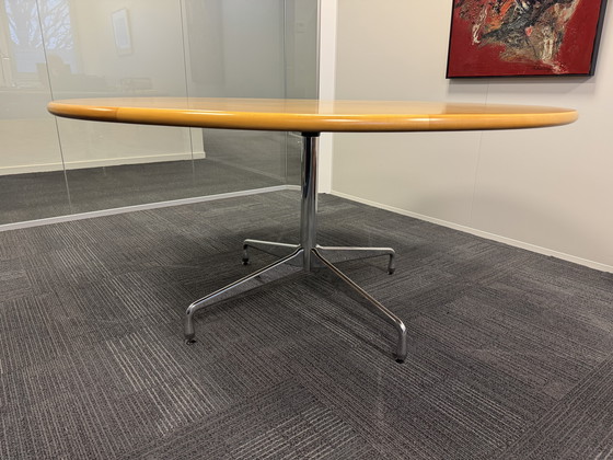 Image 1 of Vitra ronde eet/vergader tafel kersen hout