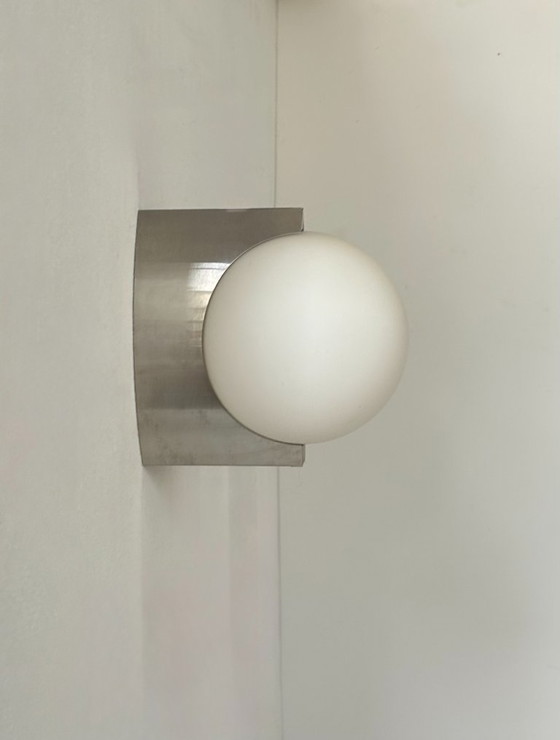 Image 1 of Coppia di applique vintage, metallo spazzolato e vetro opalino, Francia, 1990