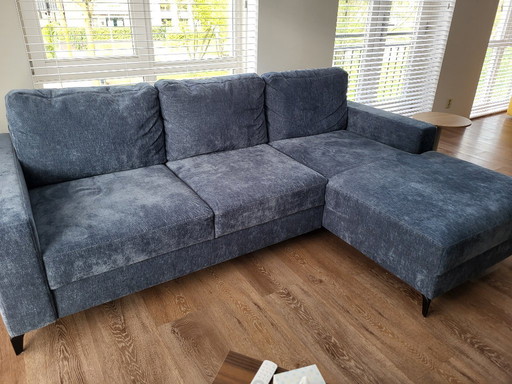 Nagelneues Sofa mit verstellbaren Rückenkissen