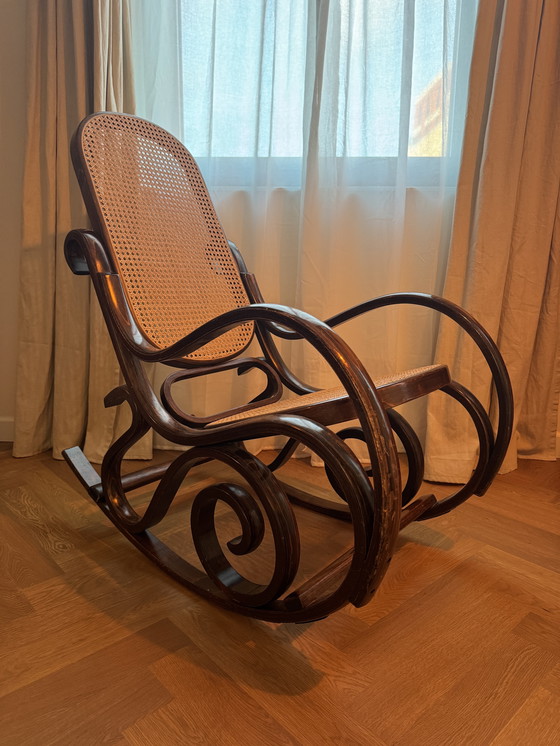 Image 1 of Sedia a dondolo Thonet d'epoca