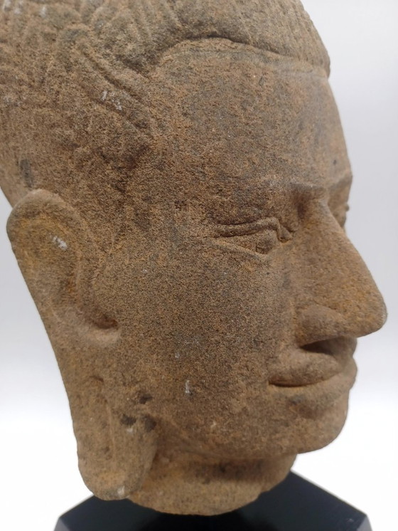 Image 1 of Scultura di una testa della dea chiamata Uma in pietra di Angkor, arte Khmer