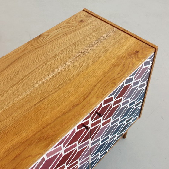 Image 1 of Kast uit het midden van de 20e eeuw met een handgeschilderd geometrisch patroon, kleurrijke vintage uit de jaren 60.
